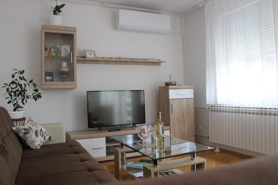 TV and multimedia, Living room, Seating area, internet, air conditioner