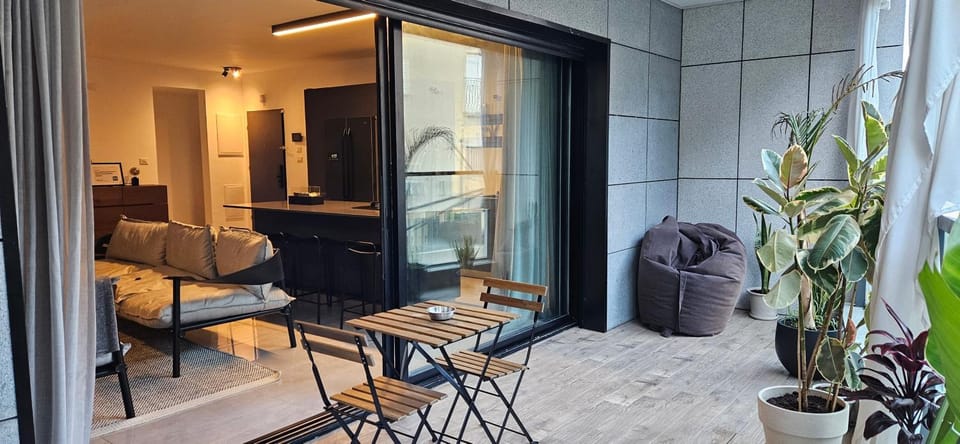 Luxury 3 Bedroom new apartment - close to the Beach & Bahai Gardens Apartment in Haifa