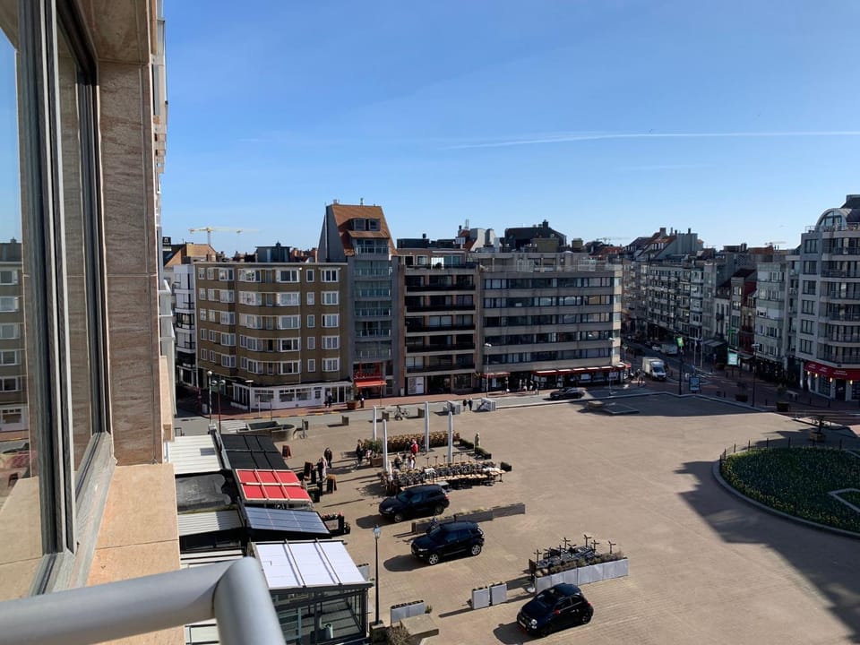 Luxe studio/suite met zeezicht en volle zon Apartment in Knokke-Heist