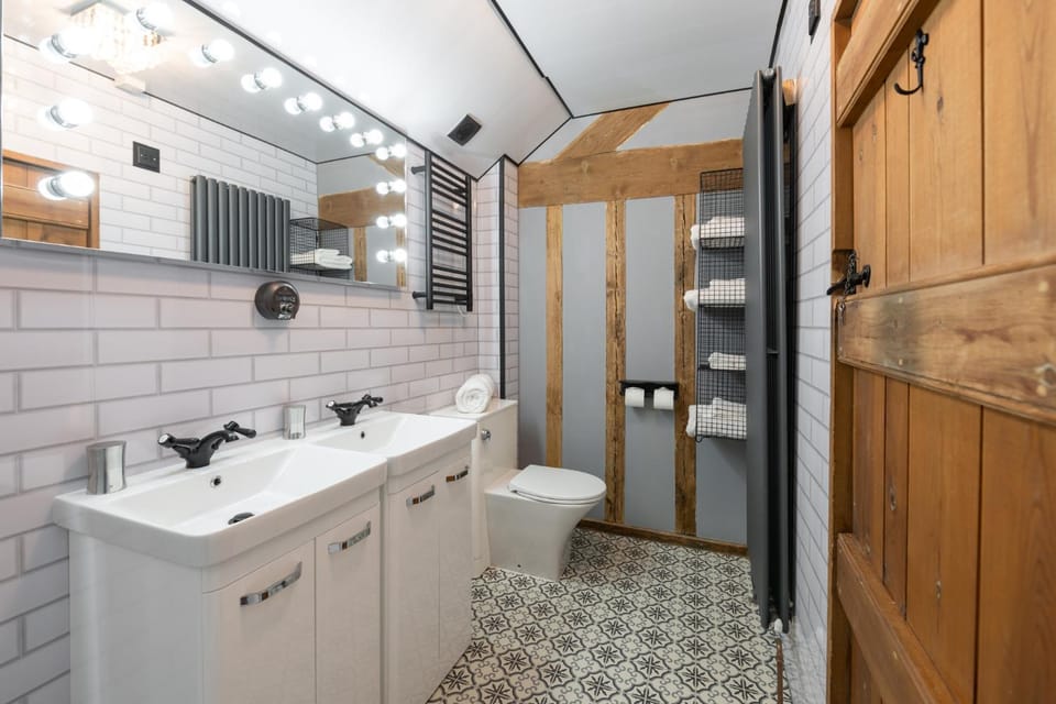 Cosy 2 bedroom apartment, terrace with Hot Tub 8am - 10pm plus private daily use of indoor pool and sauna 1 hour Apartment in Derbyshire Dales District