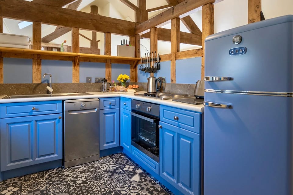 Cosy 2 bedroom apartment, terrace with Hot Tub 8am - 10pm plus private daily use of indoor pool and sauna 1 hour Apartment in Derbyshire Dales District
