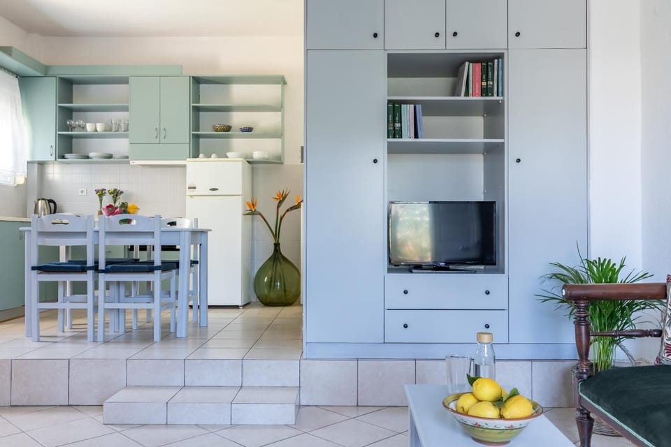 TV and multimedia, Kitchen or kitchenette, Living room, Dining area