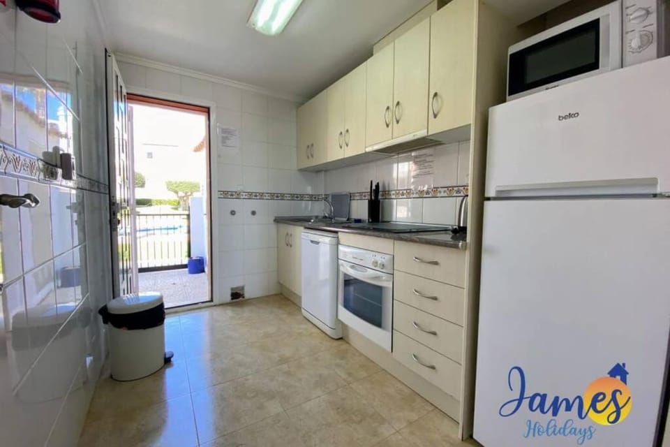 Laguna Townhouse overlooking Communal Pool LOM01 House in Vega Baja del Segura