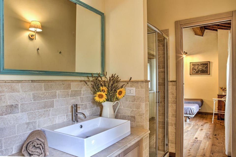 CASALE DEI GELSOMINI 8, Emma Villas Villa in Umbria