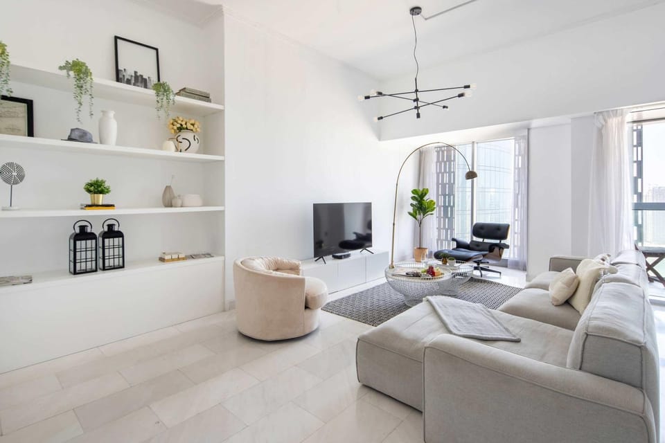 Frank Porter - Cayan Tower Apartment in Dubai