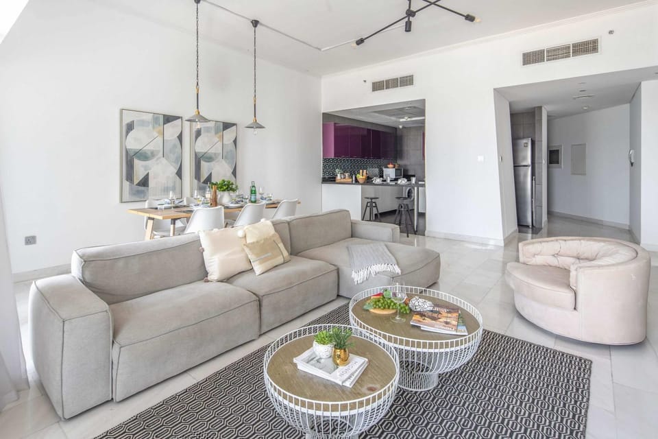 Frank Porter - Cayan Tower Apartment in Dubai