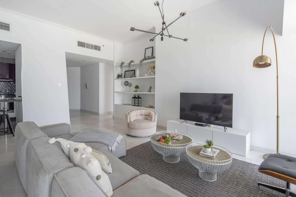 Frank Porter - Cayan Tower Apartment in Dubai