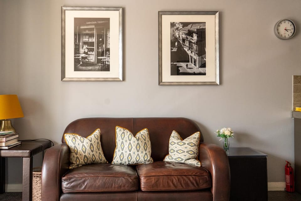 Nr WINDSOR stunning 1 bedroom self contained property in Burnham near Heathrow Apartment in Slough