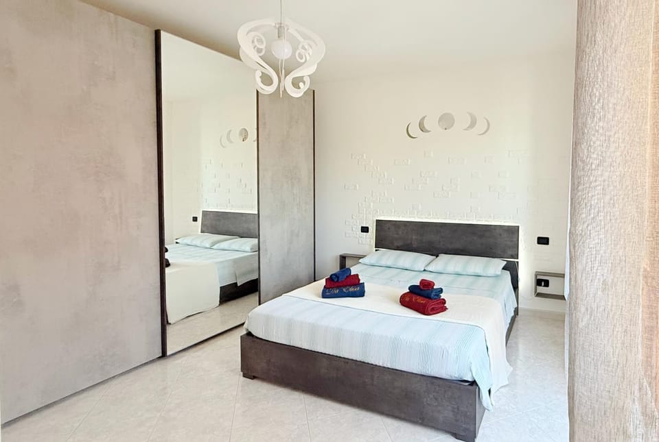Photo of the whole room, Bedroom, wardrobe