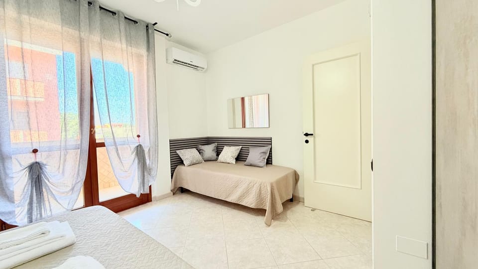 Bed, Photo of the whole room, Bedroom, air conditioner