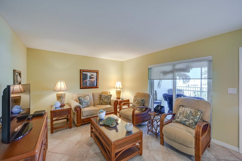 Oceanfront Bonita Beach Condo w/ Pool Access! House in Bonita Springs