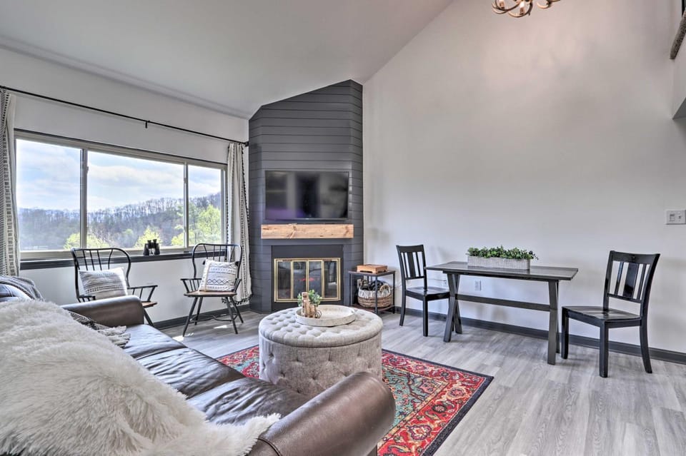 Pool Access and Balcony Mtn-View Gatlinburg Condo Apartment in Gatlinburg