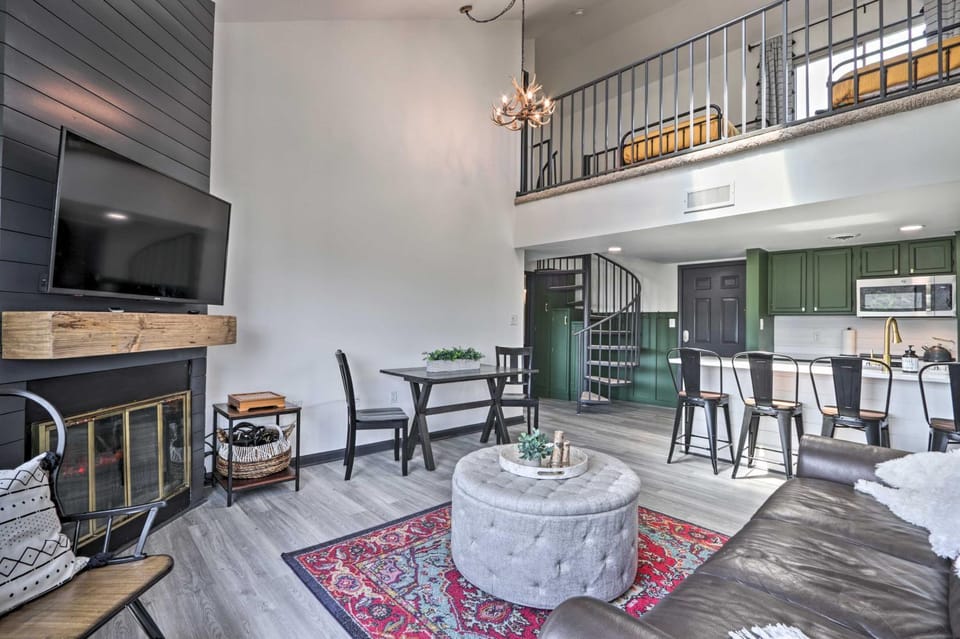 Pool Access and Balcony Mtn-View Gatlinburg Condo Apartment in Gatlinburg