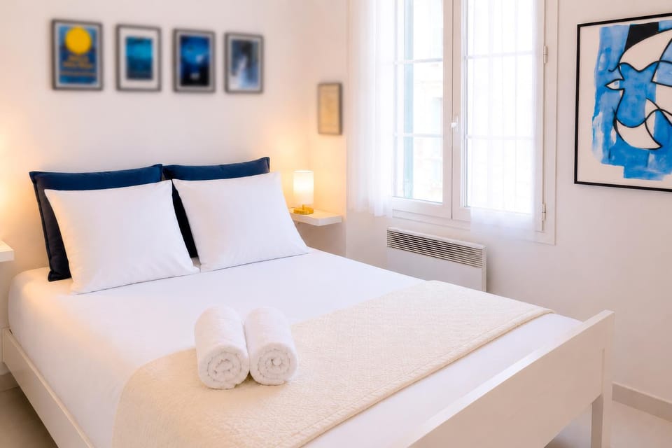 Bed, Decorative detail, Bedroom, towels