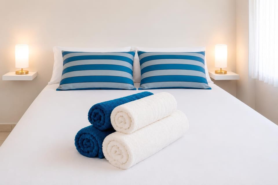 Bed, Bedroom, towels