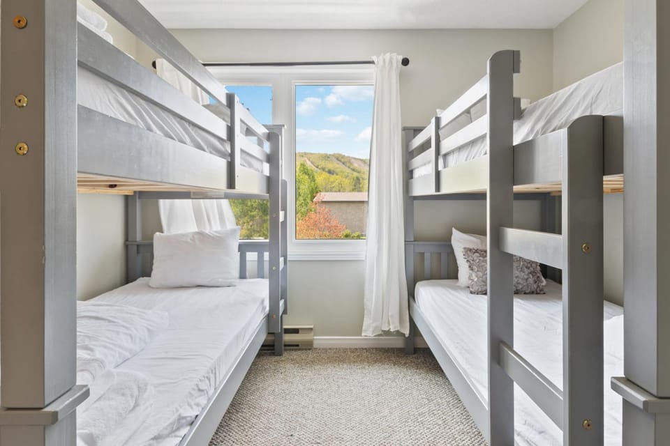 226 Wintergreen w Private Sauna by Property Valet House in Grey Highlands