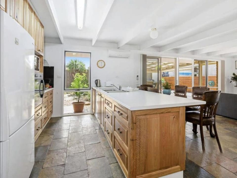 Kitchen or kitchenette, Seating area, Dining area