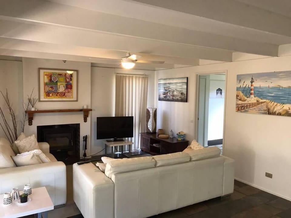 TV and multimedia, Living room, Decorative detail, Seating area