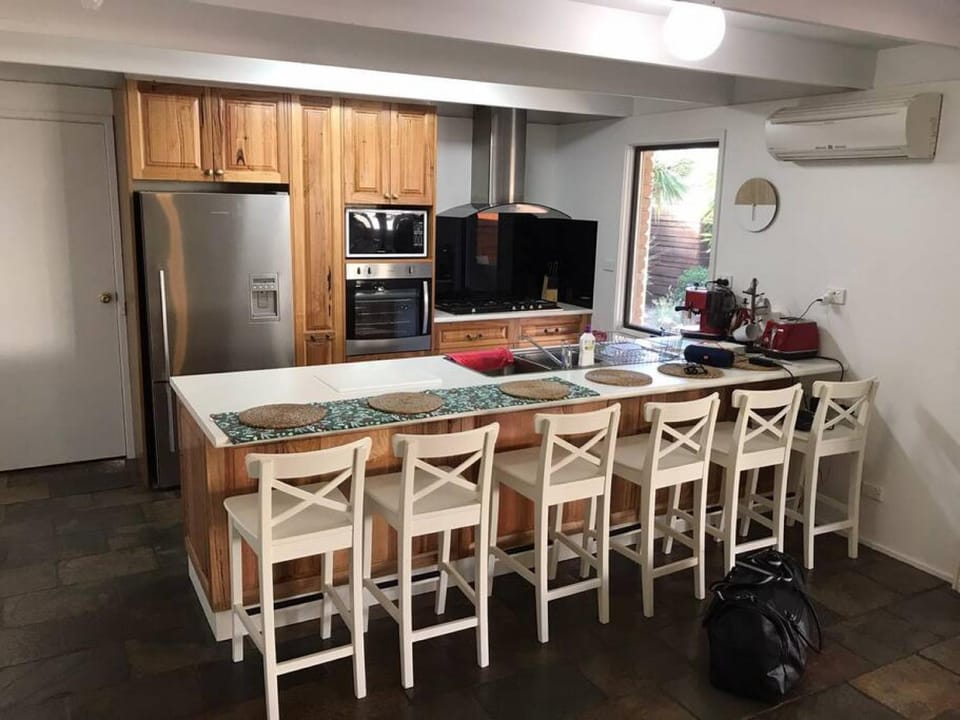 Kitchen or kitchenette, Seating area, Dining area, Breakfast