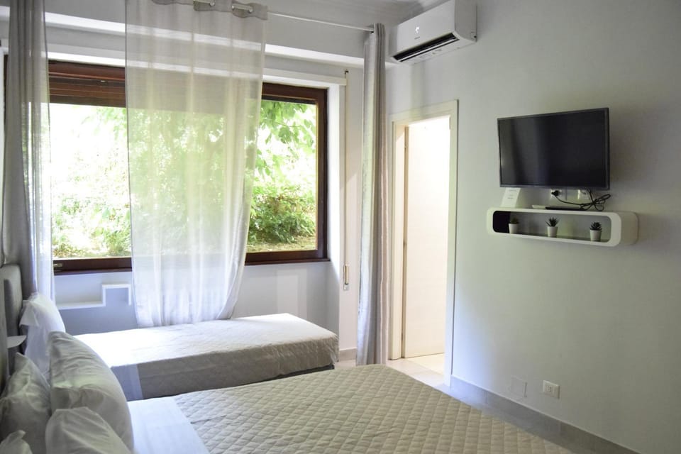 Bed, TV and multimedia, Photo of the whole room, Bedroom, air conditioner