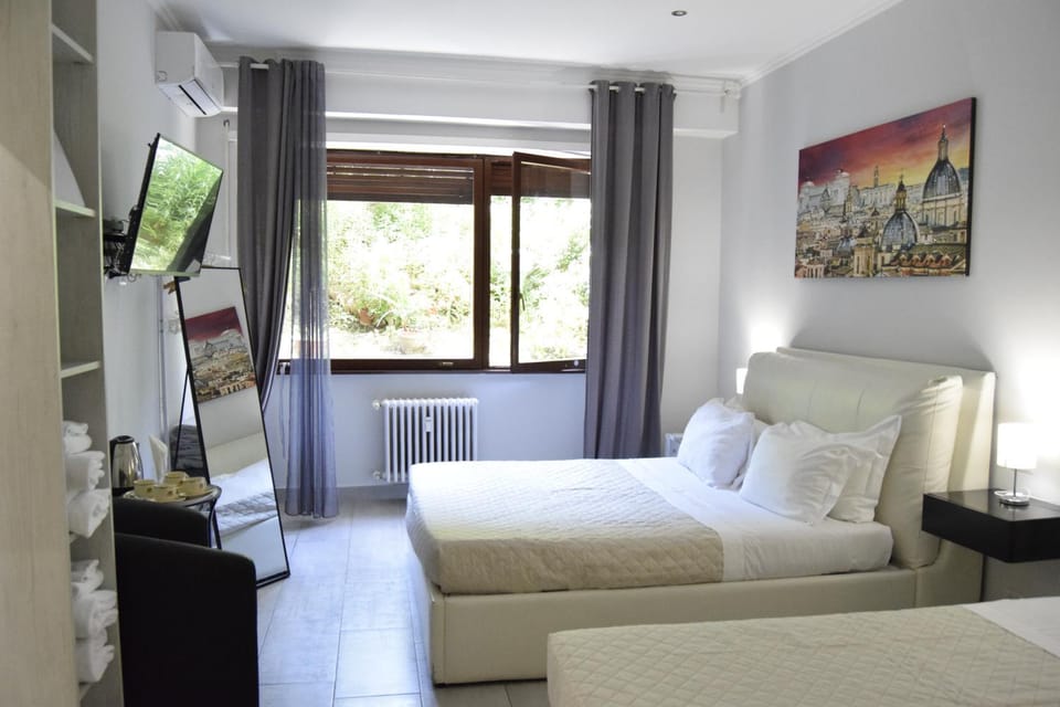 Bed, TV and multimedia, Photo of the whole room, Bedroom