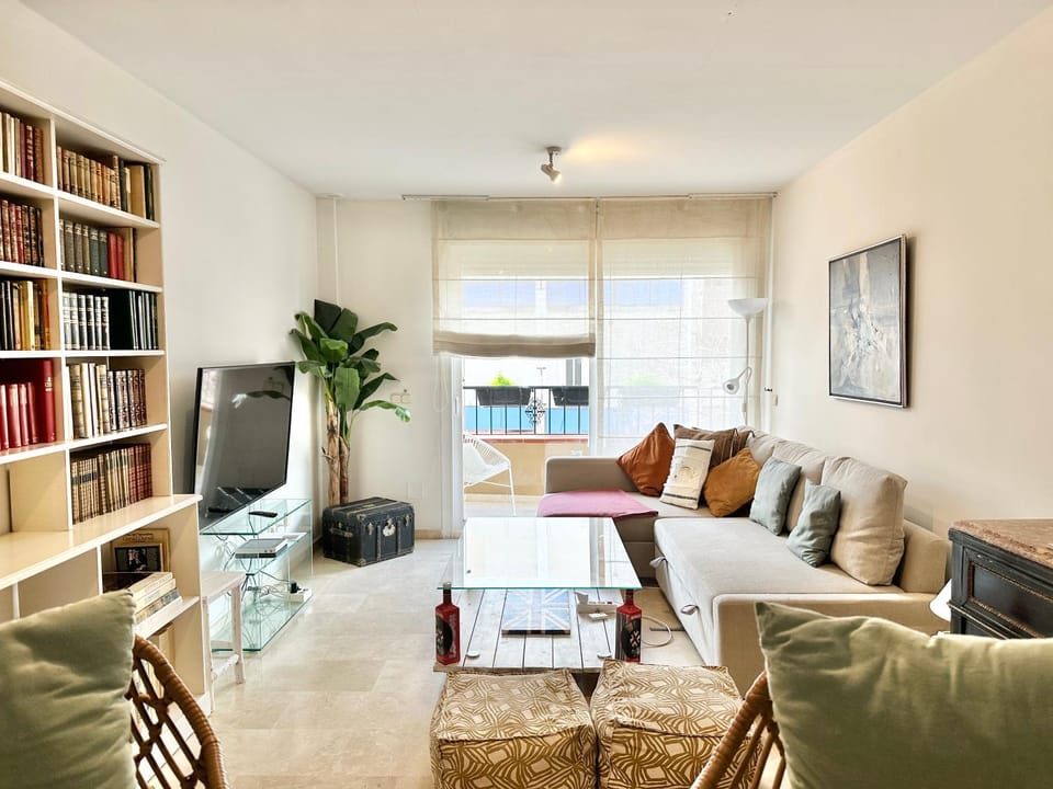 Communal lounge/ TV room, Library, TV and multimedia, Living room, Seating area