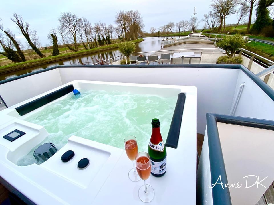 B&B Droomboot Bed and Breakfast in Flanders