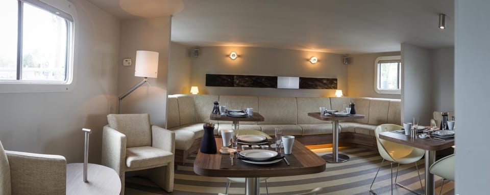 Restaurant/places to eat, Dining area, Breakfast