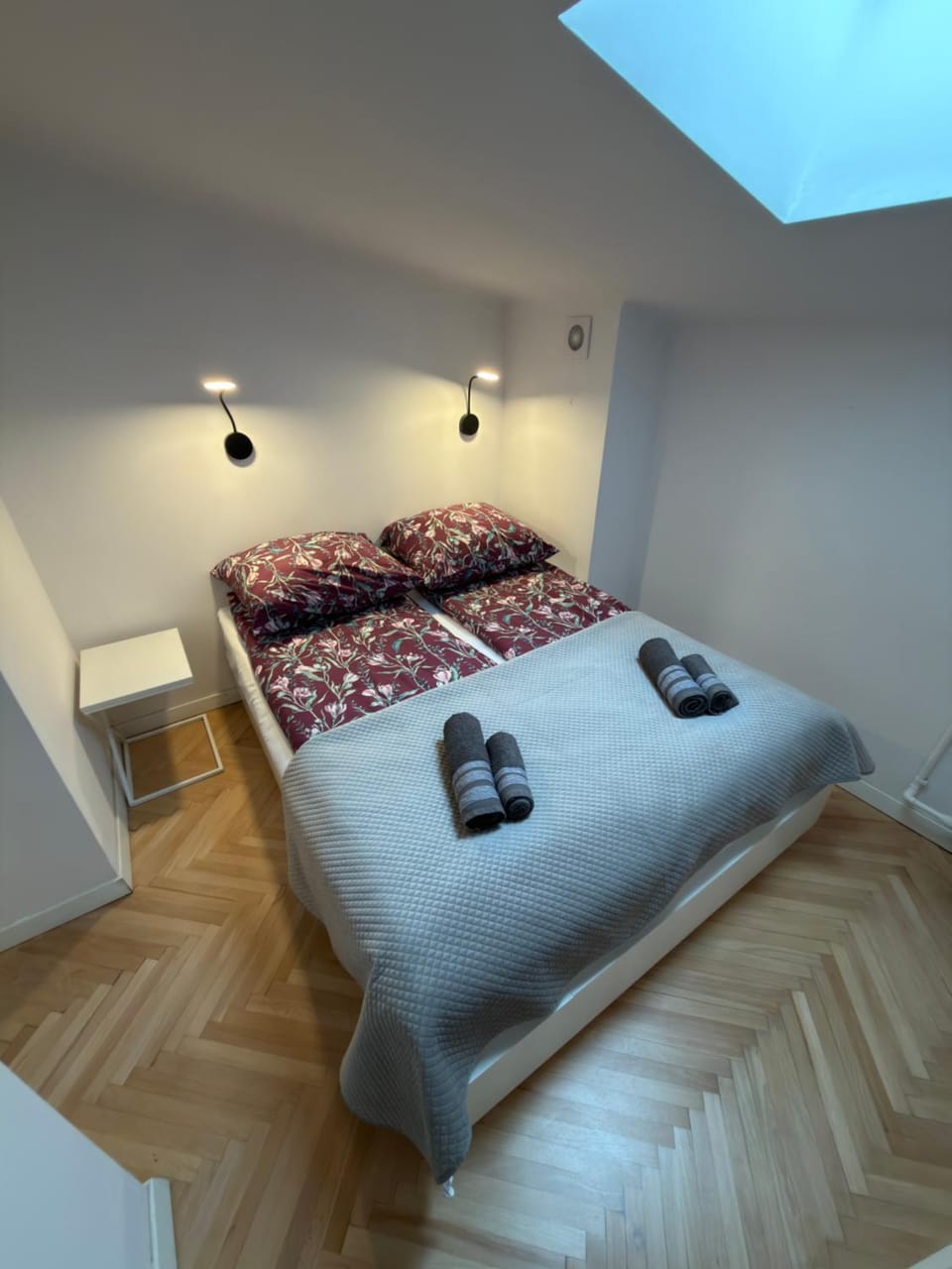 Bed, Bedroom, towels