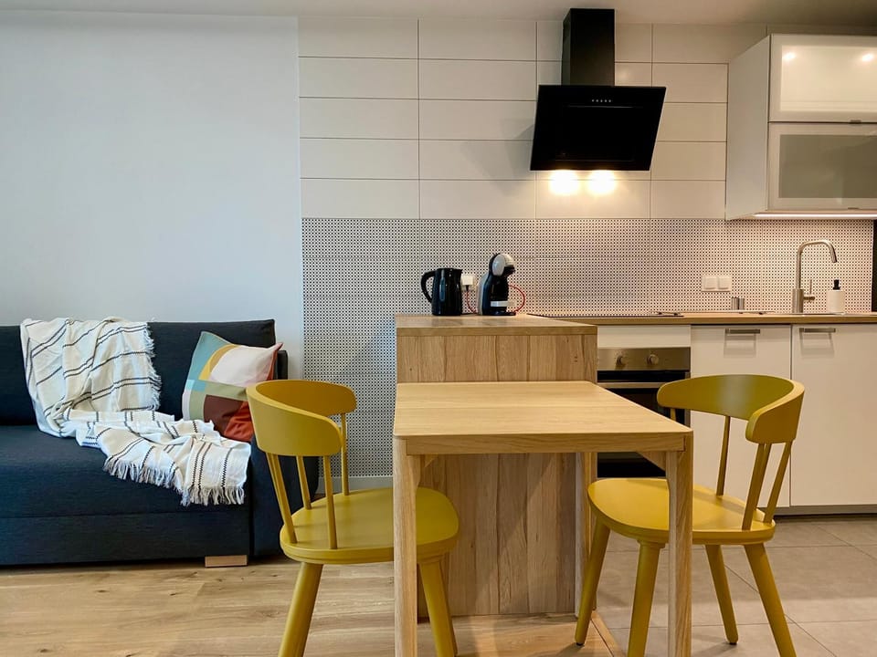 Coffee/tea facilities, Kitchen or kitchenette, Living room, Seating area, Dining area