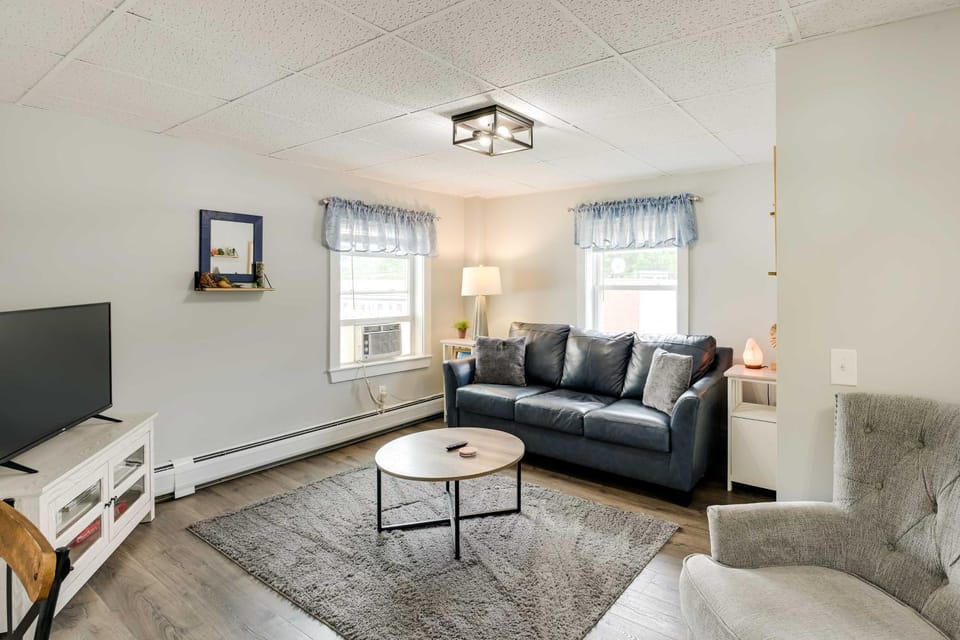 Chic & Central Apartment ~ 6 Mi to Sebec Lake! Apartment in Penobscot