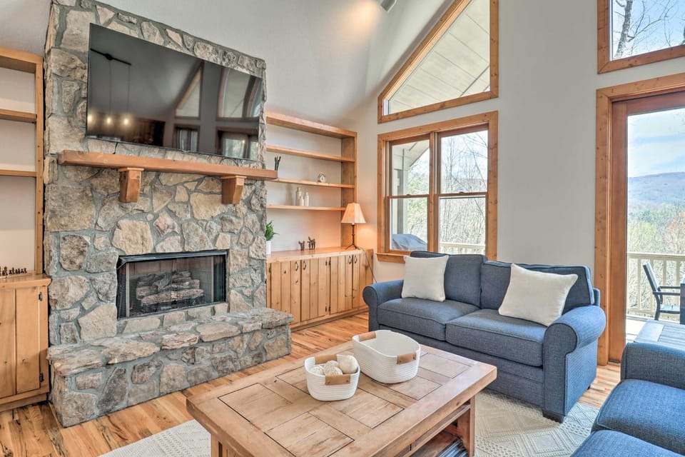 Sapphire Retreat w/ 2 Decks, Views & Resort Access House in Tennessee