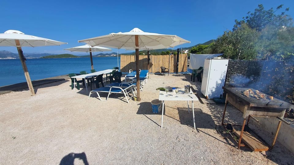 Restaurant/places to eat, BBQ facilities, Food and drinks, Beach