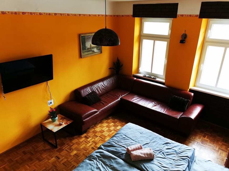 Bed, Seating area