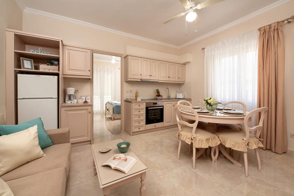 Kitchen or kitchenette, Living room, Diving