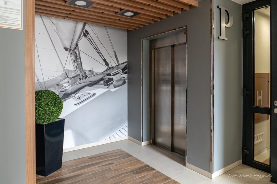 Facade/entrance, elevator