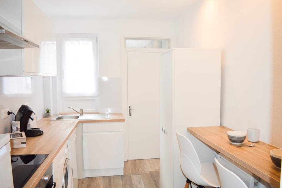 Kitchen or kitchenette, Dining area