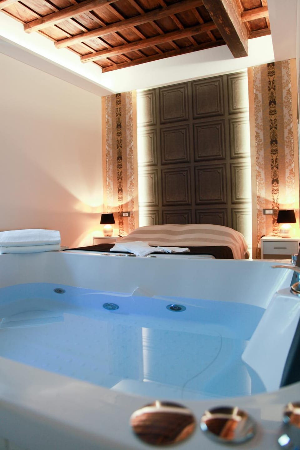 Hot Tub, Photo of the whole room