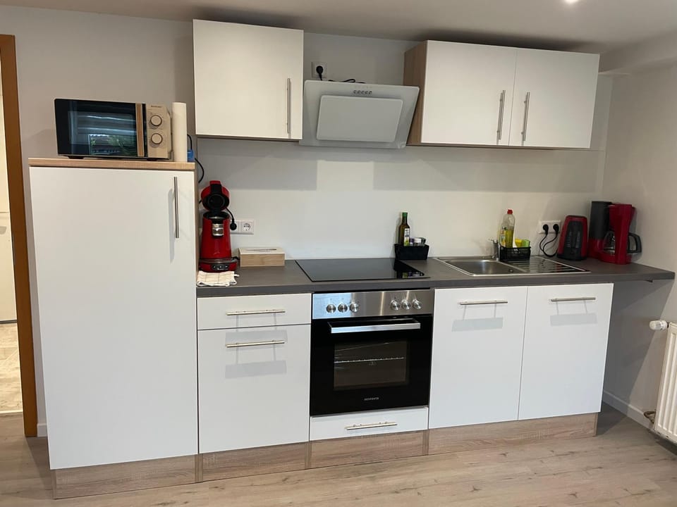 Coffee/tea facilities, Kitchen or kitchenette, oven, stove, toaster