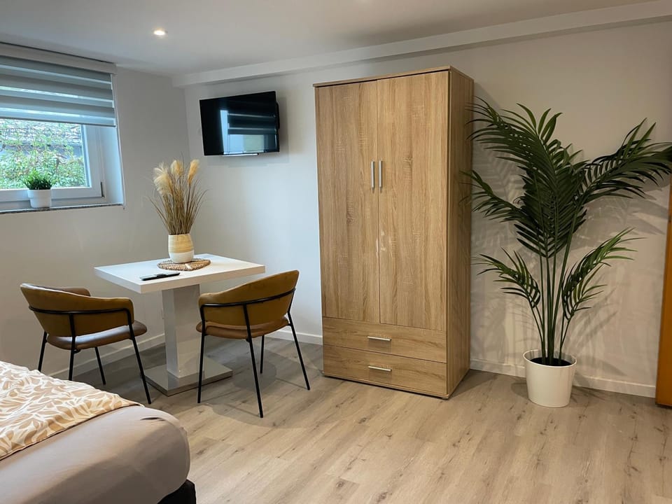 TV and multimedia, Seating area, Dining area, wardrobe