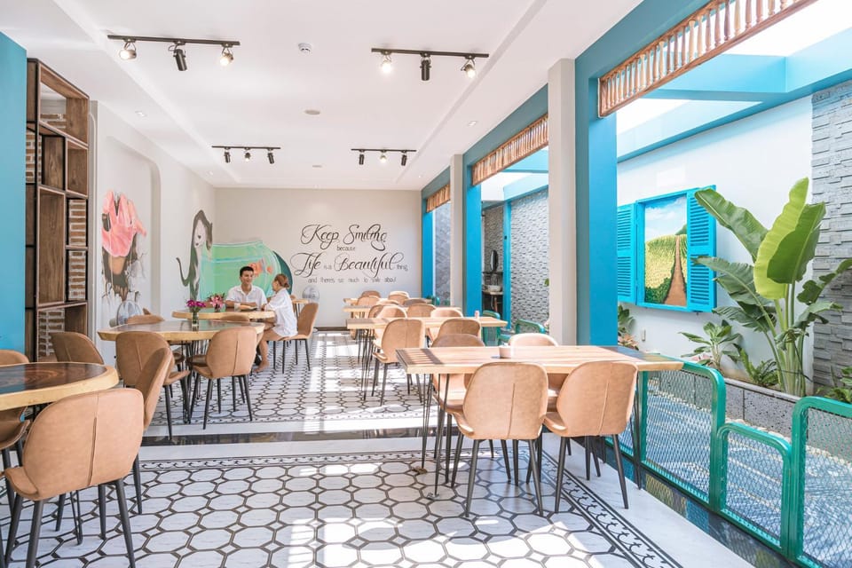 Restaurant/places to eat, Restaurant/places to eat, Lounge or bar, Seating area