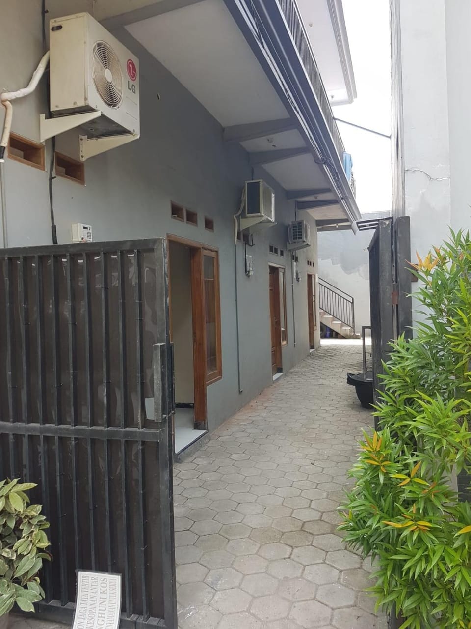 Property building, Day, Parking, air conditioner