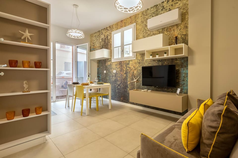Kitchen or kitchenette, Living room, Seating area, minibar