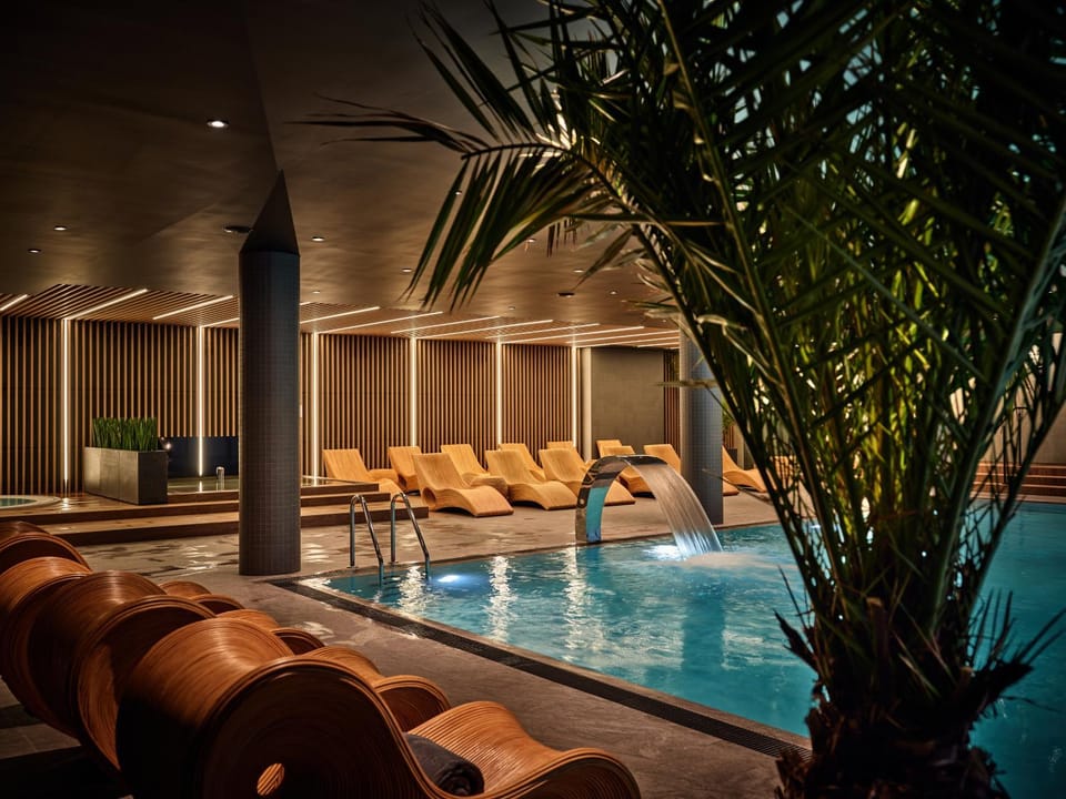 Pool view, Swimming pool, sunbed
