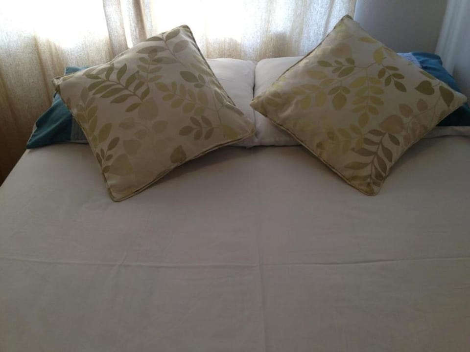 En suite shower room Double room with 1 double deyr Bed and Breakfast in London Borough of Hounslow