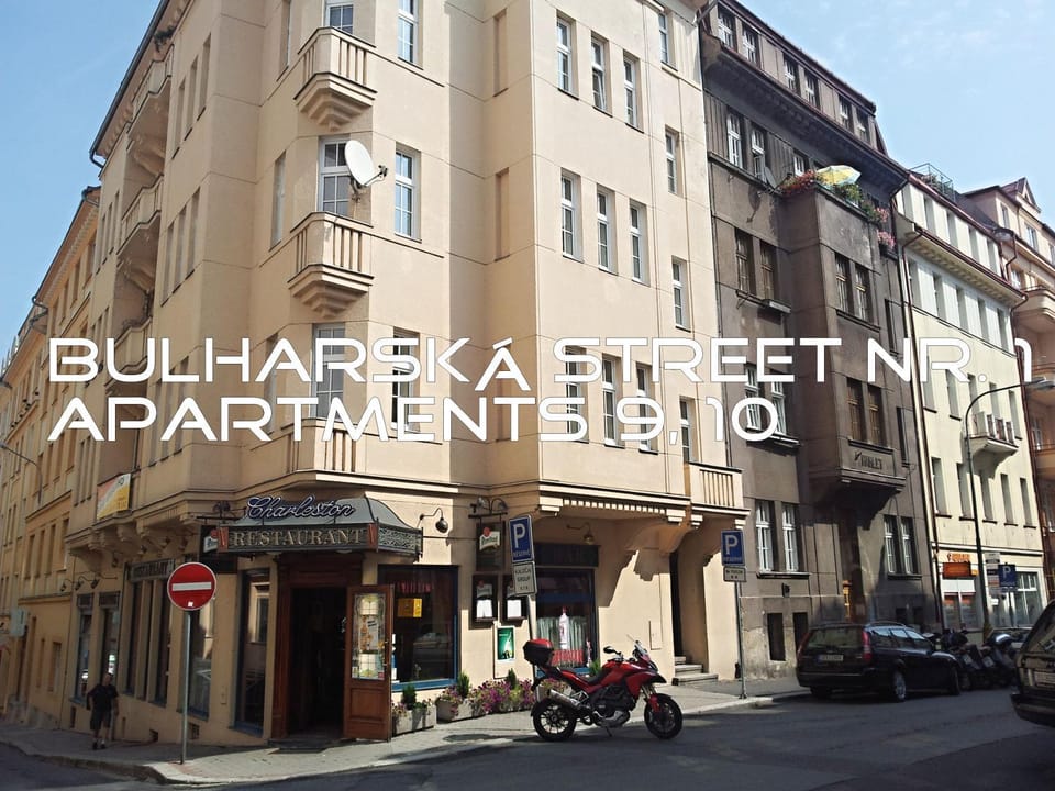 Property building, Restaurant/places to eat, Restaurant/places to eat, Day, Neighbourhood, City view, Street view
