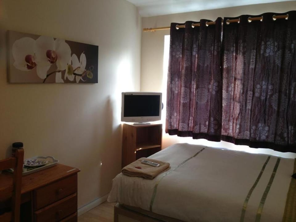 Double Room private shower room - deg-yr Bed and Breakfast in London Borough of Hounslow