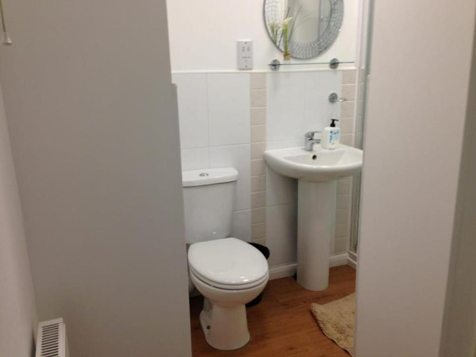 Double with shared bathroom sleeps 1-2 located 5 minutes from Heathrow dsbyr Bed and Breakfast in London Borough of Hounslow