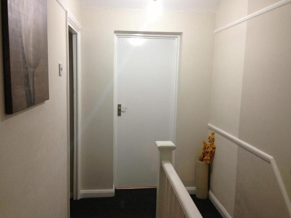 Double with shared bathroom sleeps 1-2 located 5 minutes from Heathrow dsbyr Bed and Breakfast in London Borough of Hounslow