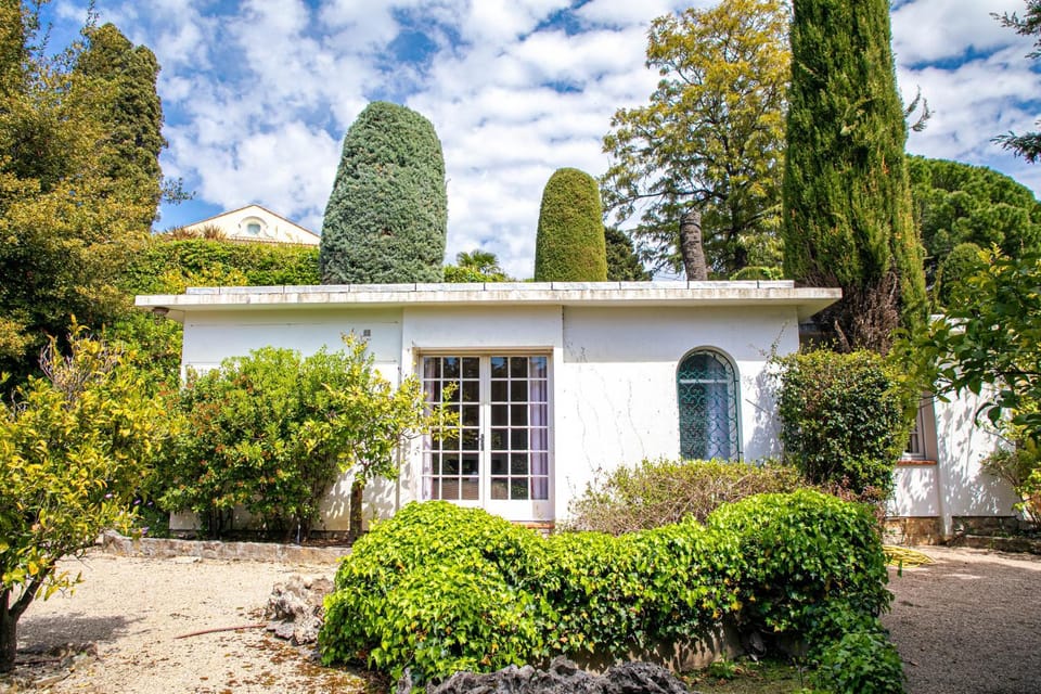 Property building, Patio, Facade/entrance, Garden